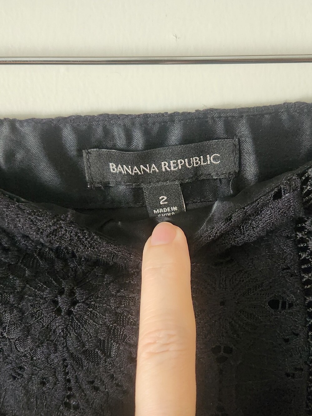 Banana Republic Black Lace Midi Pencil Skirt Sz 2 - Picture 4 of 9